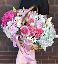 Цветочная композиция из Розы, Хризантемы, Пионы и Лизиантусы в корзине в Пешково