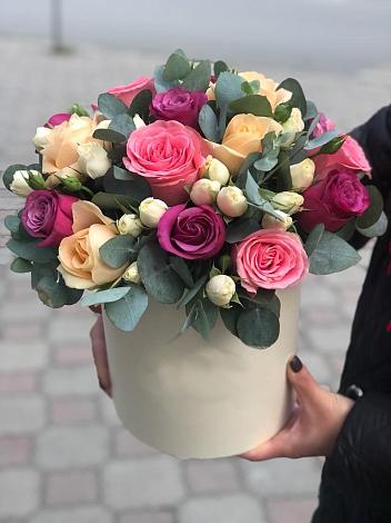 Цветочная композиция из Розы в шляпной коробке в Пешково