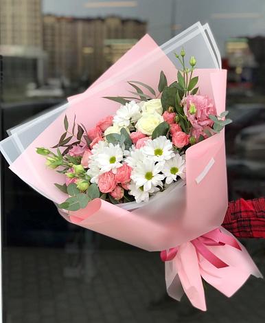 Букет цветов из: Розы, Лизиантусы и Хризантемы в Пешково